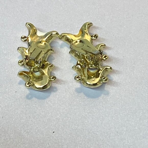 Vintage Clip On Earrings White Thermoset Plastic Flower Petal Motif Gold Tone - Picture 7 of 11